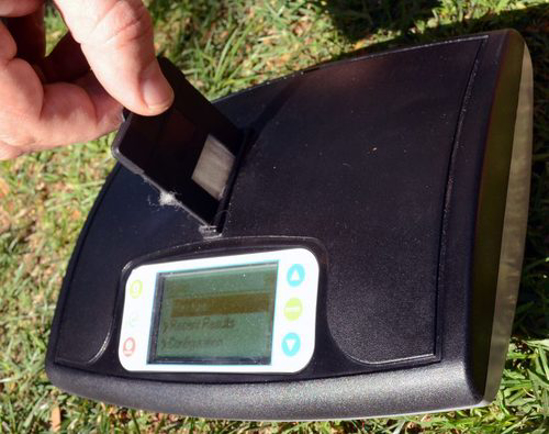 FibreLux Micron Meter putting the cartridge in!